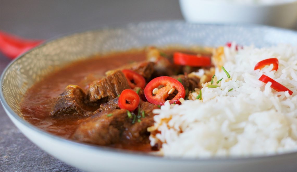 Rindfleisch-Curry mit Zitrone und Knoblauch – Himbeergelb
